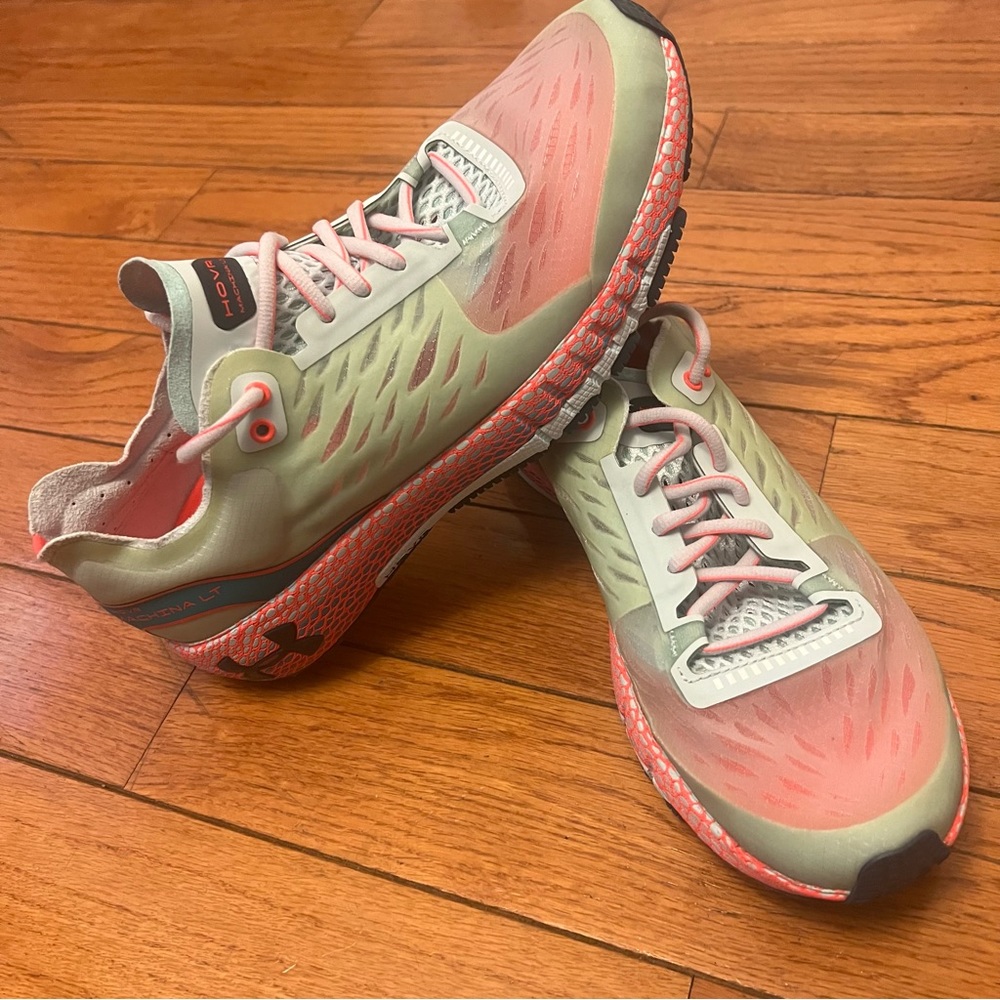 Under Armour women’s HOVR MACHINA LT running shoes size 10 with Bluetooth.